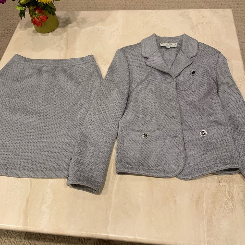 Exquisite St. John suit, size 6, gently worn